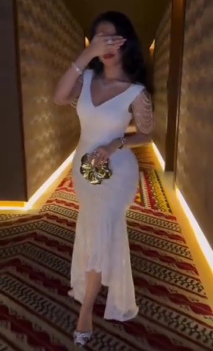 فستان سهرة طويل باللون الأبيض أفخم فساتين مكة