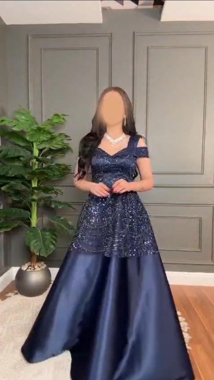 فستان سهرة طويل باللون الكحلي أجمل فساتين السعودية