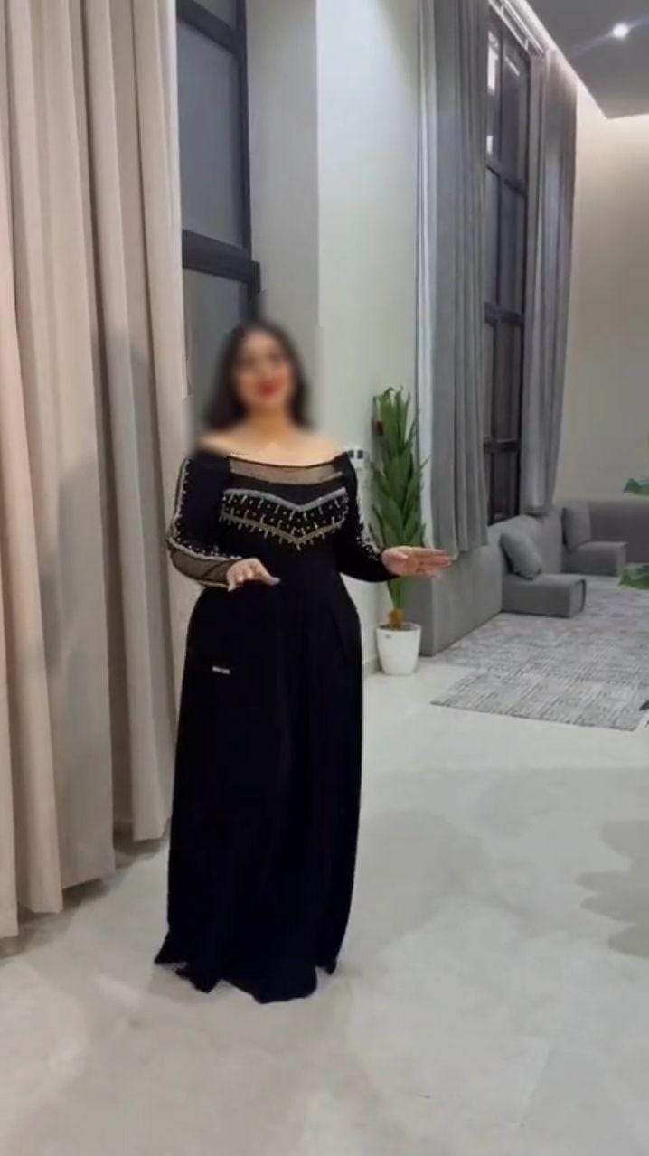 فستان سهرة ناعم باللون الأسود أفخم فساتين الرياض
