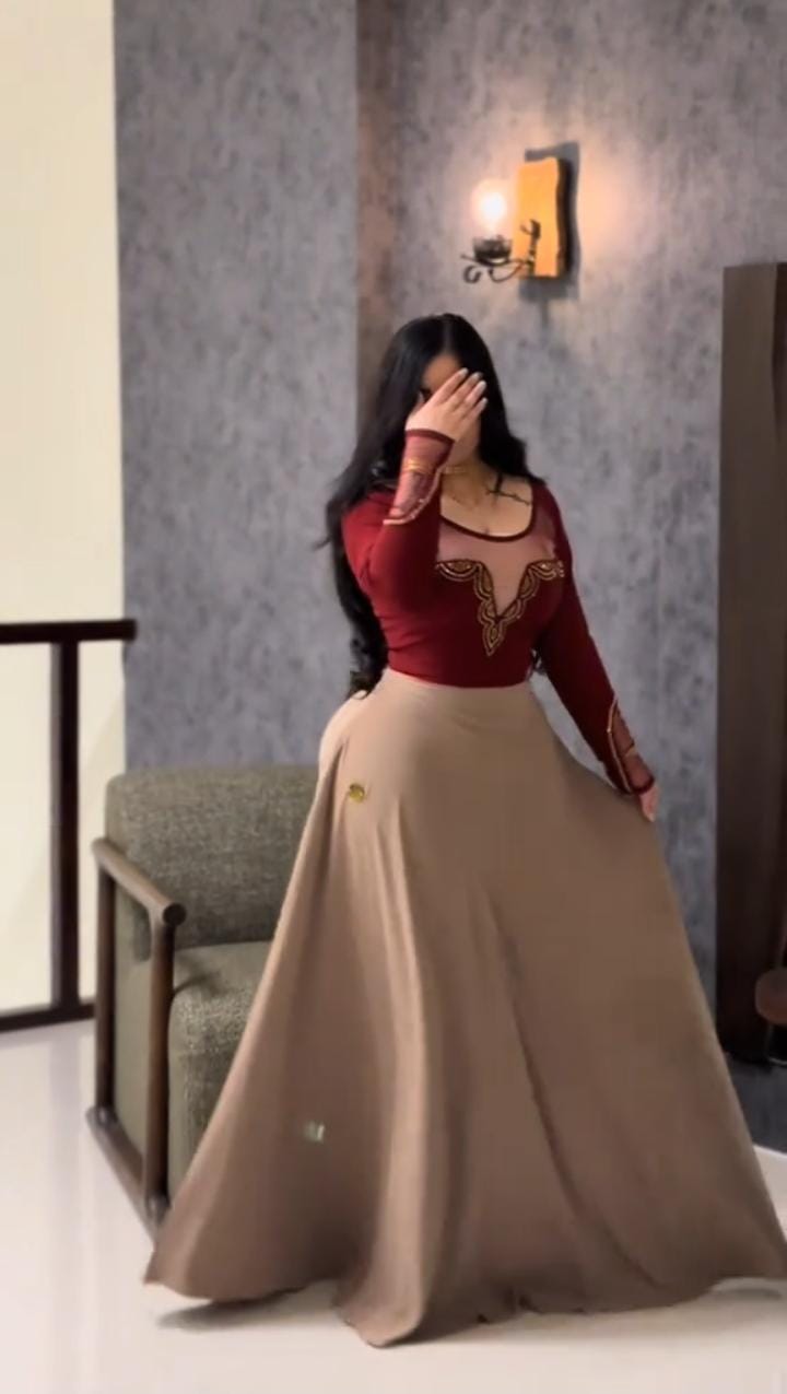 فستان سهرة ناعم باللون البيج×نبيتي أروع فساتين مكة