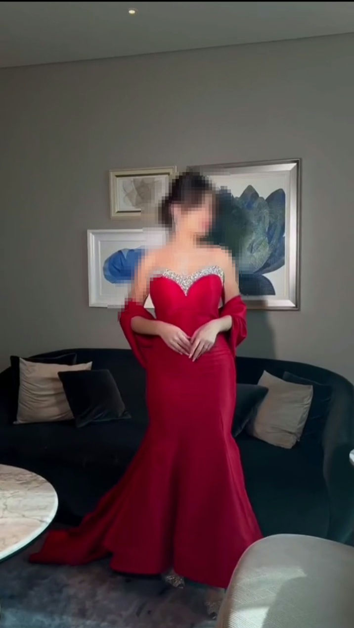 فستان سهرة طويل مميز باللون الأحمر اجمل فساتين السعودية
